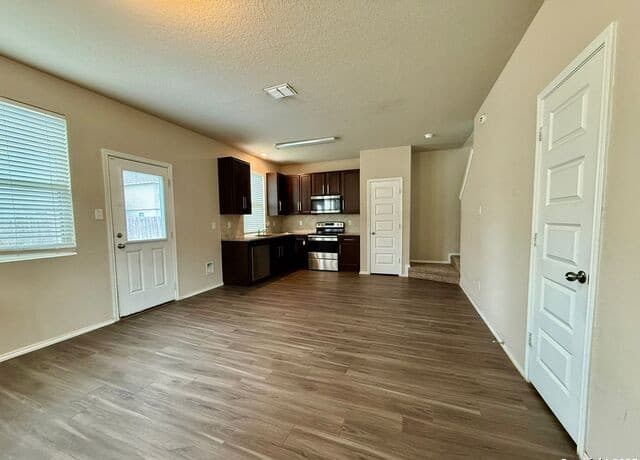 3-bedroom rental at 10534 Green Rock in San Antonio, TX — photo 5