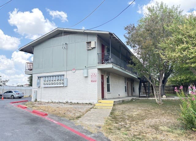 1-bedroom rental at 5602 Bienville Unit C-6 in San Antonio, TX — photo 2
