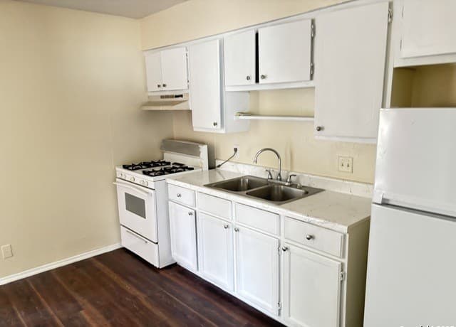 1-bedroom rental at 5602 Bienville Unit C-6 in San Antonio, TX — photo 5