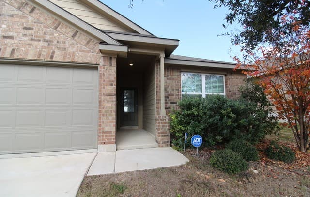 3-bedroom rental at 14207 Minette in San Antonio, TX — photo 2