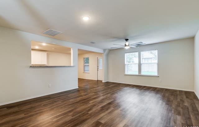 3-bedroom rental at 7357 Littlefoot in San Antonio, TX — photo 3