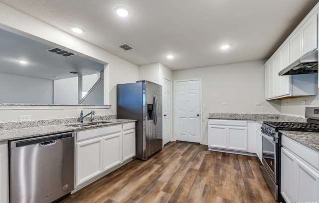 3-bedroom rental at 7357 Littlefoot in San Antonio, TX — photo 5