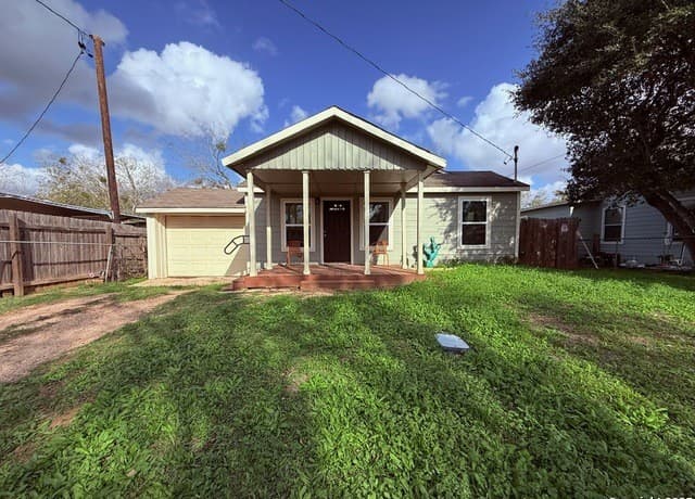 2-bedroom rental at 1310 South 4th in Floresville, TX — photo 2