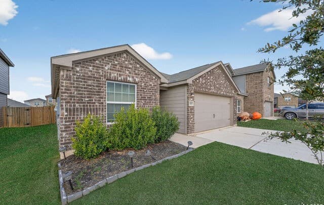 3-bedroom rental at 15115 Jetfire Pt in Von Ormy, TX — photo 3