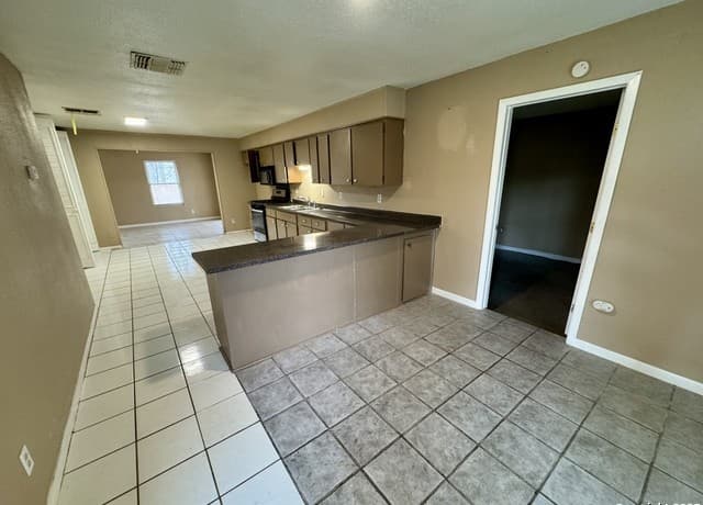 4-bedroom rental at 146 Stapleton in San Antonio, TX — photo 4