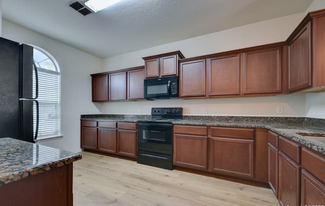 5-bedroom rental at 12227 Luckey Summit in San Antonio, TX — photo 2