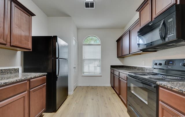 5-bedroom rental at 12227 Luckey Summit in San Antonio, TX — photo 3