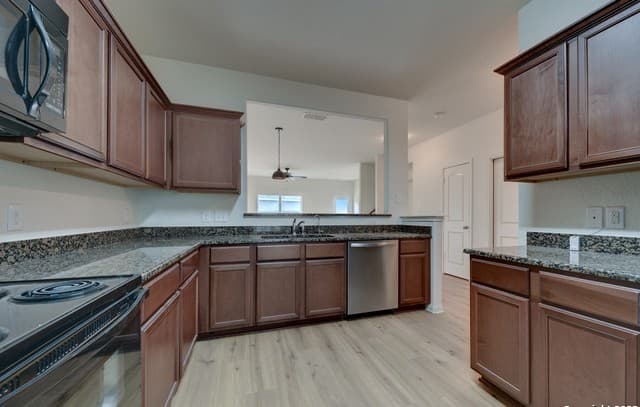 5-bedroom rental at 12227 Luckey Summit in San Antonio, TX — photo 4