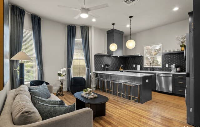 2-bedroom rental at 201 E Carson St Unit 2 in San Antonio, TX — photo 2