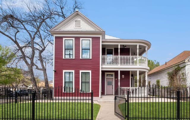 2-bedroom rental at 201 E Carson St Unit 2 in San Antonio, TX — photo 3