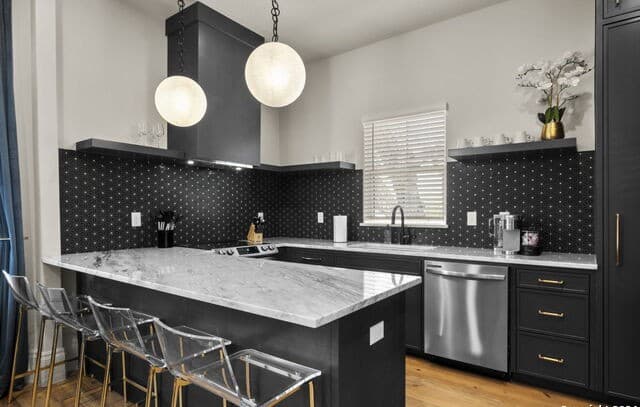 2-bedroom rental at 201 E Carson St Unit 2 in San Antonio, TX — photo 5