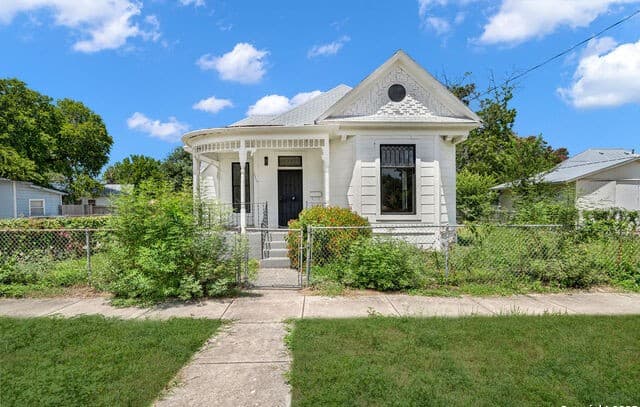 2-bedroom rental at 1219 Muncey in San Antonio, TX — photo 2