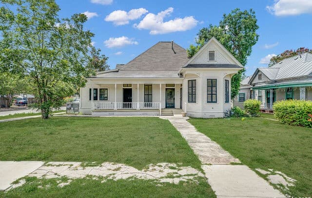 4-bedroom rental at 530 E Carson St in San Antonio TX