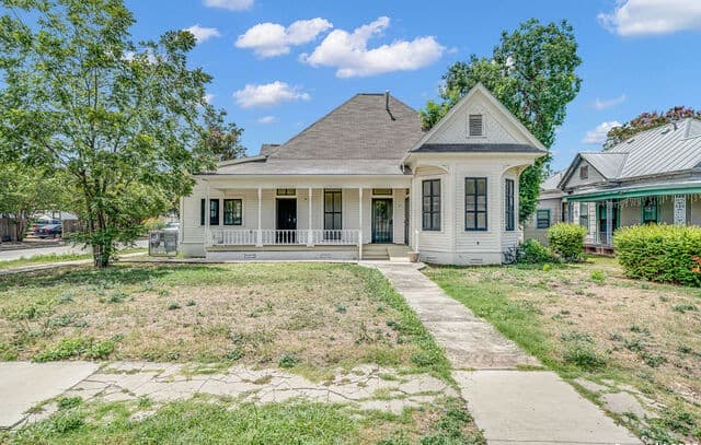 4-bedroom rental at 530 E Carson St in San Antonio, TX — photo 2