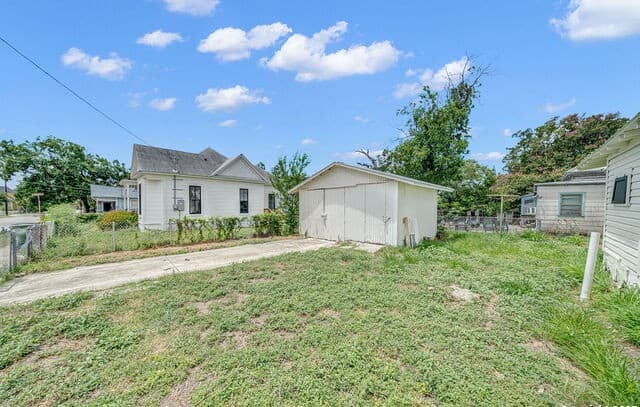 4-bedroom rental at 530 E Carson St in San Antonio, TX — photo 3