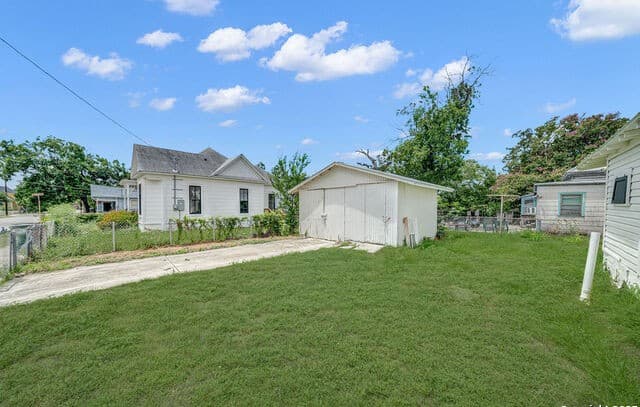 4-bedroom rental at 530 E Carson St in San Antonio, TX — photo 4