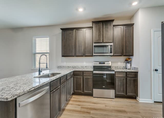 3-bedroom rental at 9219 Foxing Blf in Converse, TX — photo 5