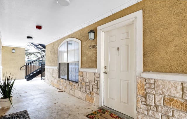 3-bedroom rental at 7323 Snowden Rd Unit 3108 in San Antonio, TX — photo 2