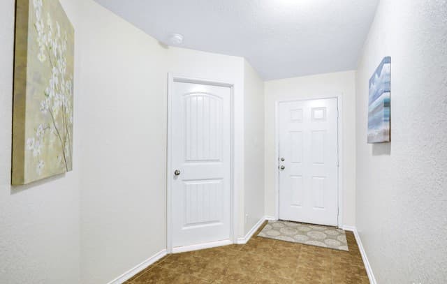 4-bedroom rental at 446 Eastern Phoebe in San Antonio, TX — photo 2
