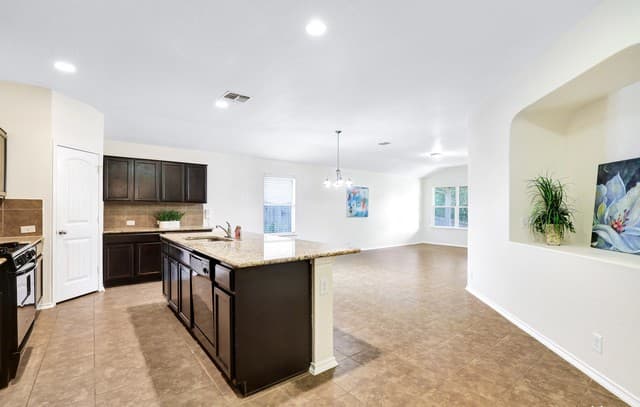 4-bedroom rental at 446 Eastern Phoebe in San Antonio, TX — photo 4