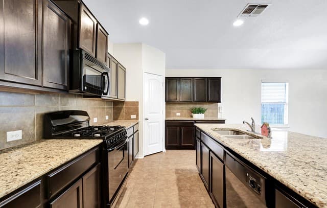 4-bedroom rental at 446 Eastern Phoebe in San Antonio, TX — photo 5