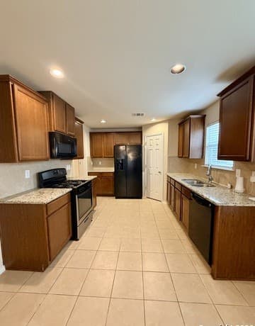 4-bedroom rental at 741 Clearbrook Ave in San Antonio, TX — photo 5