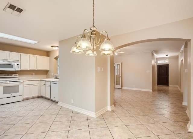 3-bedroom rental at 7722 Wexford Sq in San Antonio, TX — photo 5