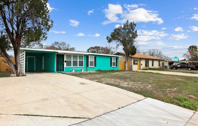 3-bedroom rental at 115 Harcourt in San Antonio, TX — photo 3