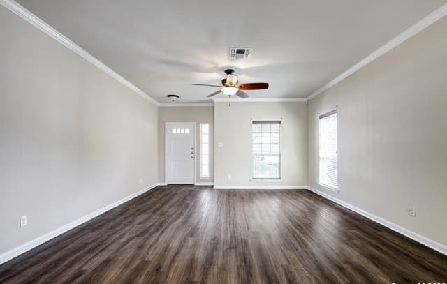 3-bedroom rental at 622 N Horn Run in San Antonio, TX — photo 3