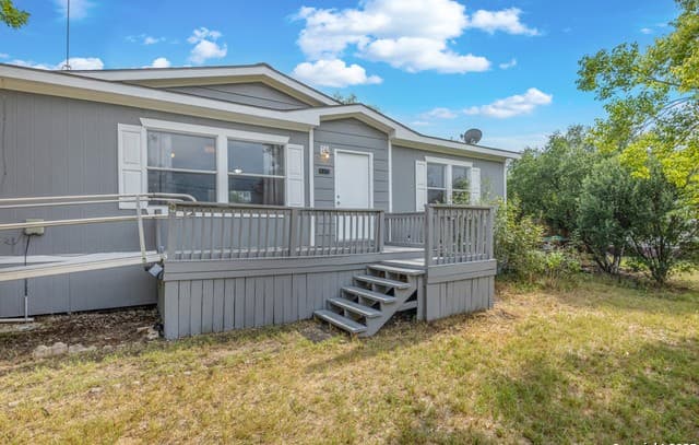 4-bedroom rental at 415 County Road 3822 in San Antonio, TX — photo 2
