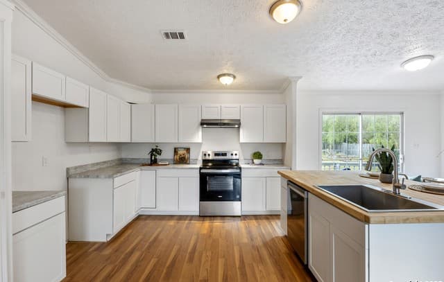 4-bedroom rental at 415 County Road 3822 in San Antonio, TX — photo 4