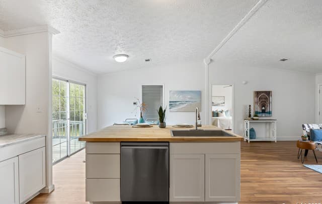 4-bedroom rental at 415 County Road 3822 in San Antonio, TX — photo 5