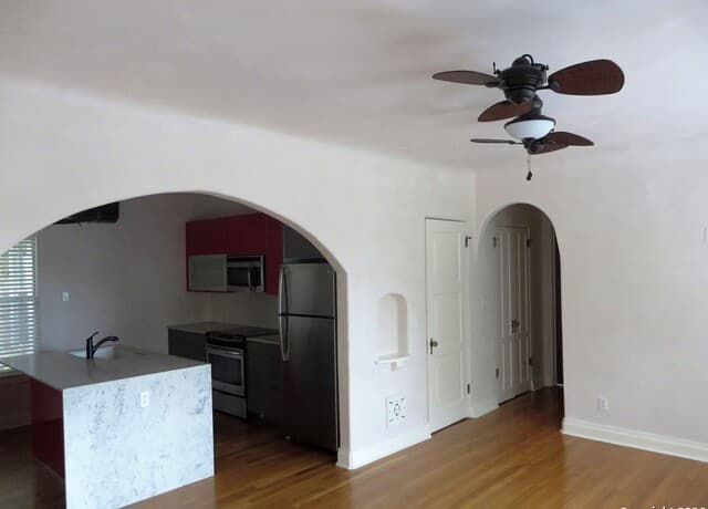 1-bedroom rental at 403 W Elsmere Pl Unit 4 in San Antonio, TX — photo 2