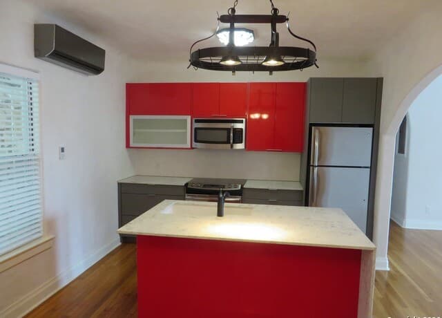 1-bedroom rental at 403 W Elsmere Pl Unit 4 in San Antonio, TX — photo 4