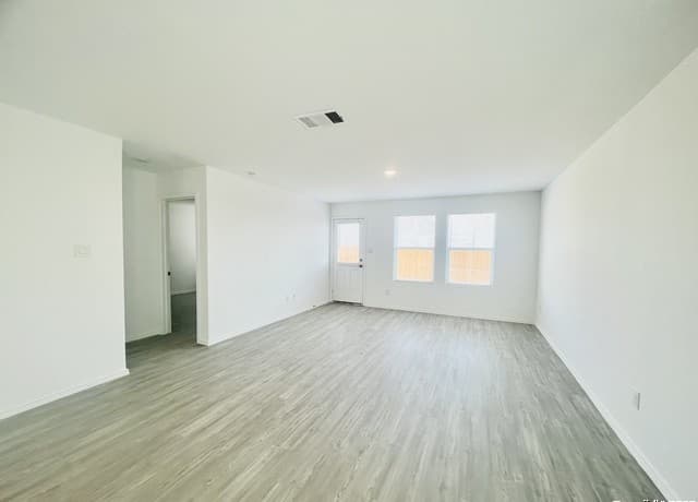 4-bedroom rental at 14719 Bolinger Mill in San Antonio, TX — photo 4