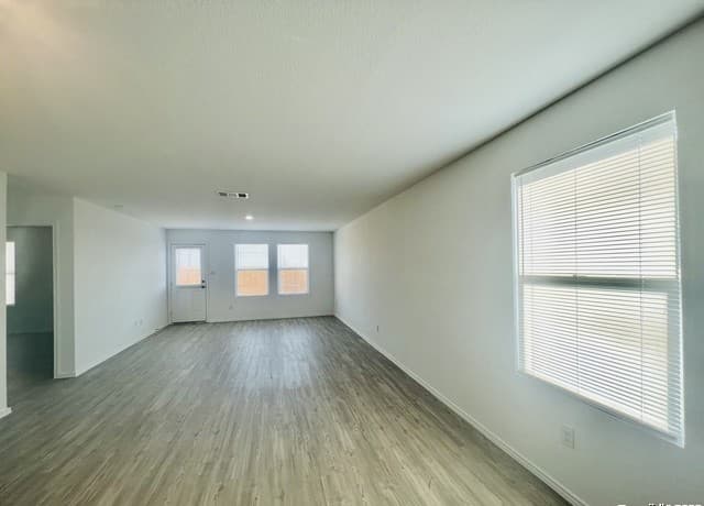 4-bedroom rental at 14719 Bolinger Mill in San Antonio, TX — photo 5