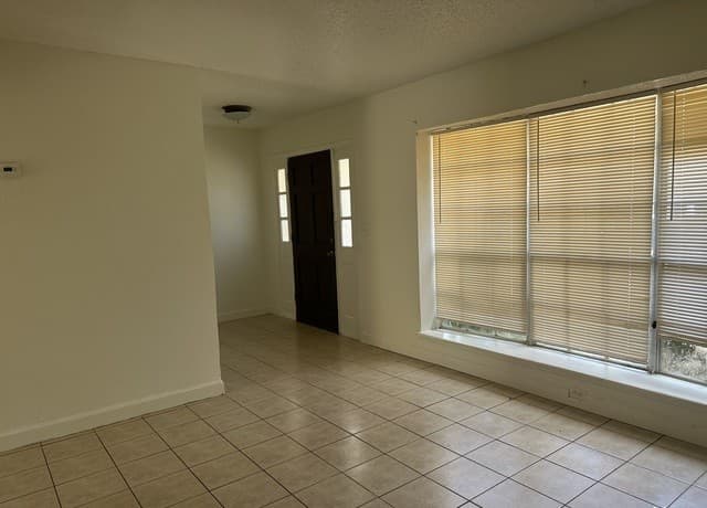 3-bedroom rental at 7138 Brecon in San Antonio, TX — photo 2
