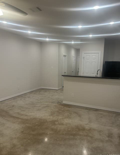 3-bedroom rental at 6926 Crestway Unit 3 in San Antonio, TX — photo 2