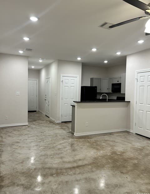 3-bedroom rental at 6926 Crestway Unit 3 in San Antonio, TX — photo 3