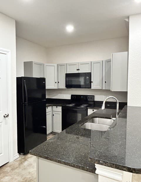 3-bedroom rental at 6926 Crestway Unit 3 in San Antonio, TX — photo 4