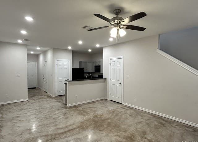 3-bedroom rental at 6926 Crestway Unit 3 in San Antonio, TX — photo 5
