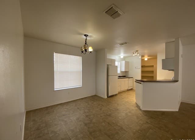 2-bedroom rental at 176 W White Unit A in Pleasanton, TX — photo 2