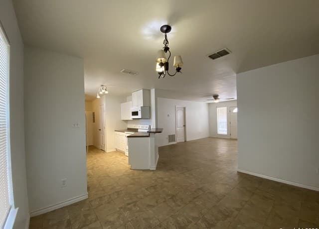 2-bedroom rental at 176 W White Unit A in Pleasanton, TX — photo 3