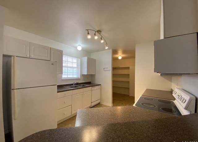 2-bedroom rental at 176 W White Unit A in Pleasanton, TX — photo 4