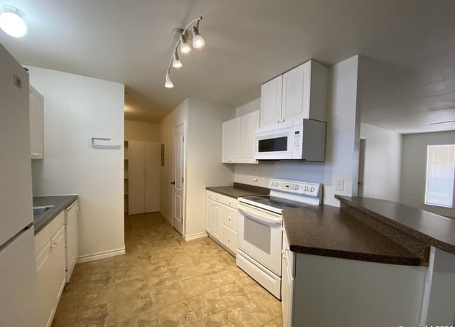 2-bedroom rental at 176 W White Unit A in Pleasanton, TX — photo 5