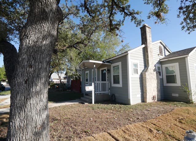 3-bedroom rental at 1142 W Lynwood in San Antonio, TX — photo 3