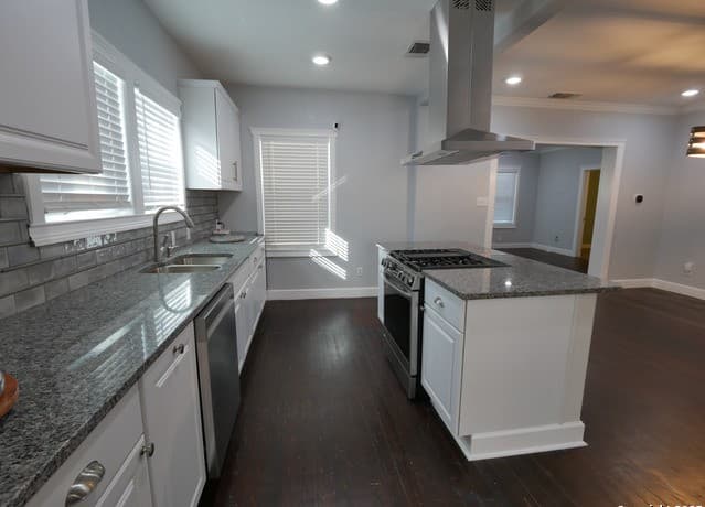 3-bedroom rental at 1142 W Lynwood in San Antonio, TX — photo 4