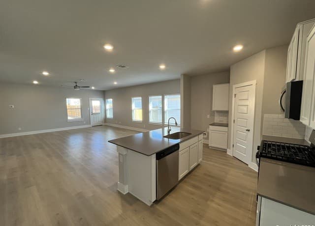 4-bedroom rental at 4506 Nueces Path in San Antonio, TX — photo 4