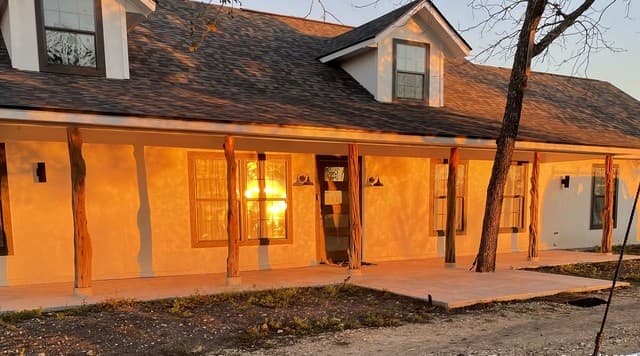 4-bedroom rental at 210 County Road 4643 in Hondo, TX — photo 2