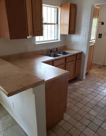 2-bedroom rental at 634 Hood St in San Antonio, TX — photo 2